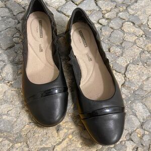 Clark’s Collection Black Leather Ballet Flats 
Excellent Condition ~  size 8